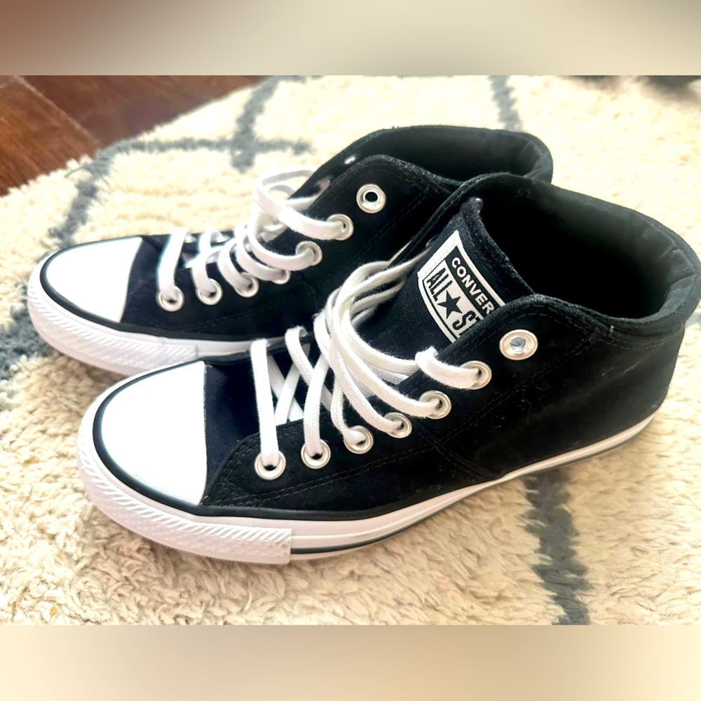Women’s high top converse size 7 NWOT